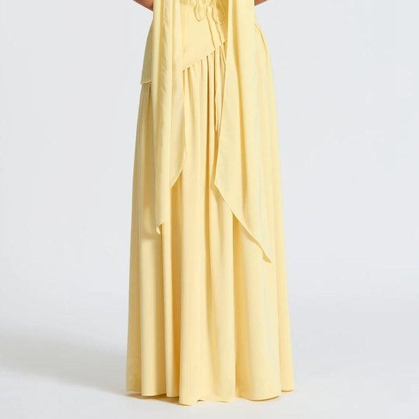 Long strapless dress with slit and elegant ribbon