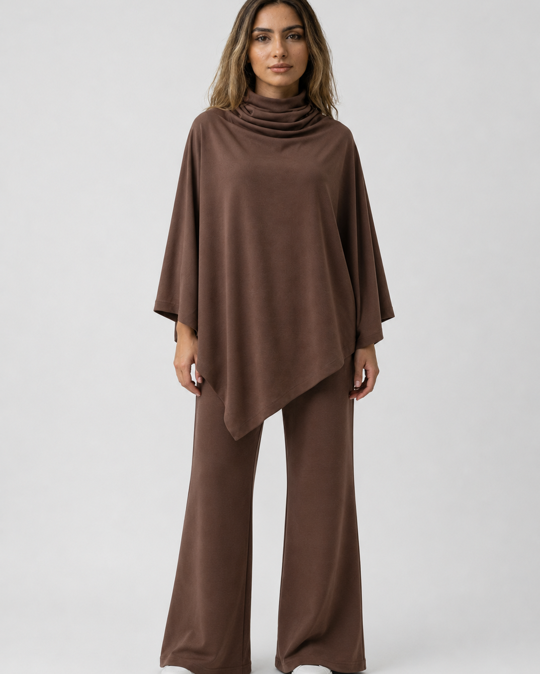 Two-Piece Set : Alyris Women's Two-Piece Poncho Set – Cowl Neck Top & Straight-Leg Pants in Brown van DUUWE