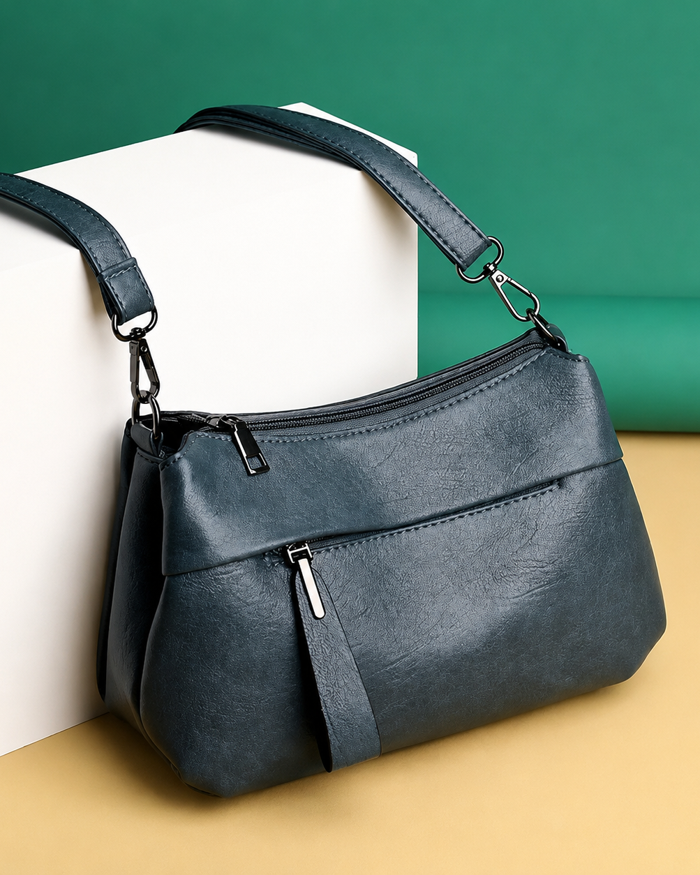 : Alana™ Crossbody Bag in Blue van DUUWE