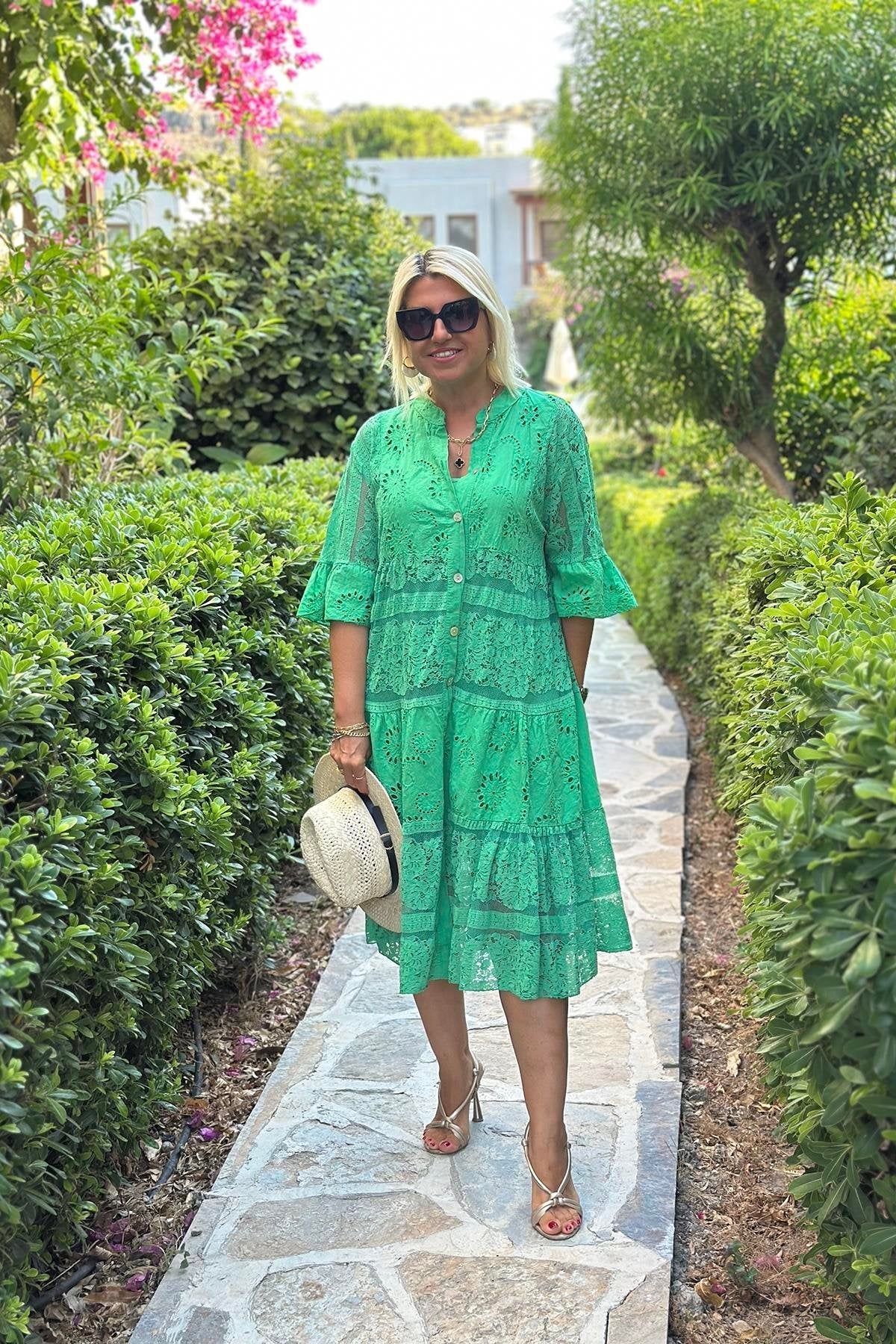 An elegant, timeless dress with refined detailing Red | DUUWE