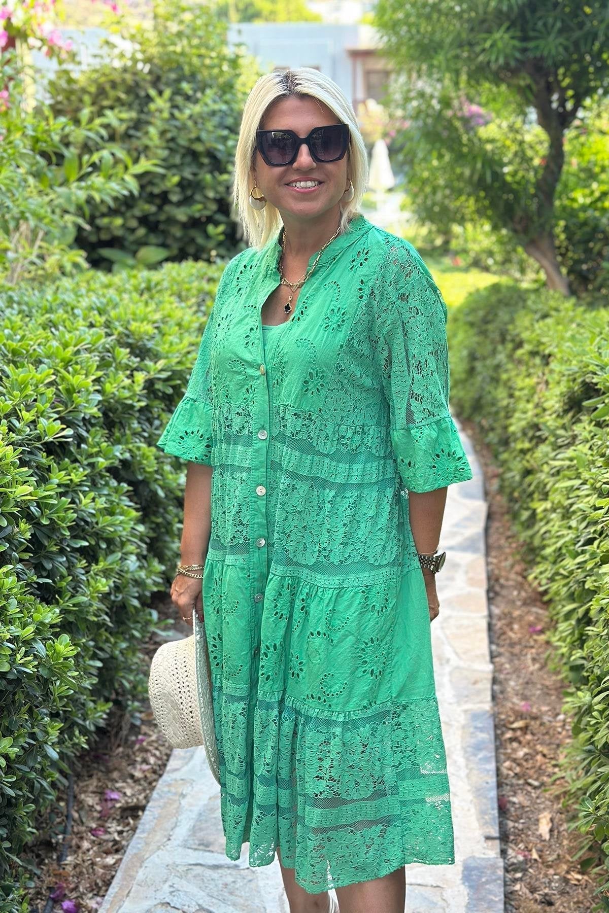 An elegant, timeless dress with refined detailing Red | DUUWE