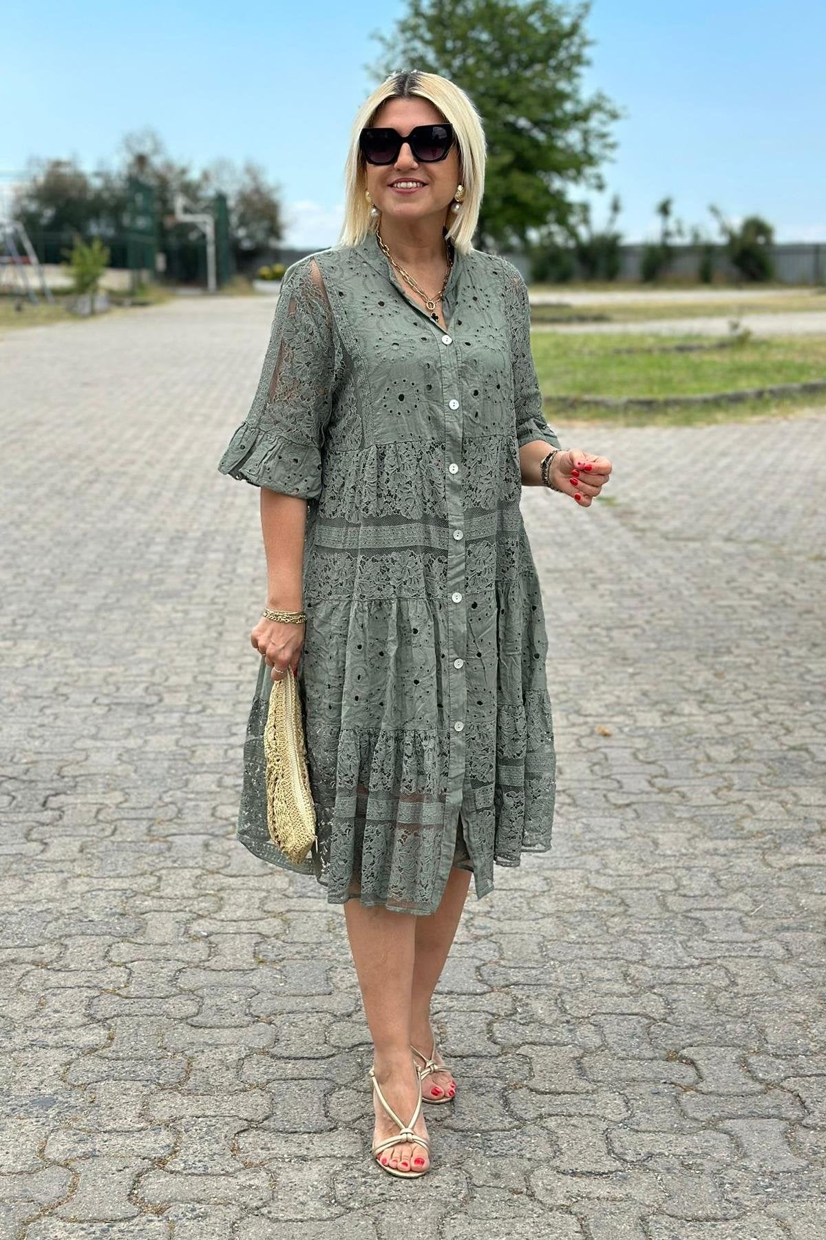 An elegant, timeless dress with refined detailing Red | DUUWE