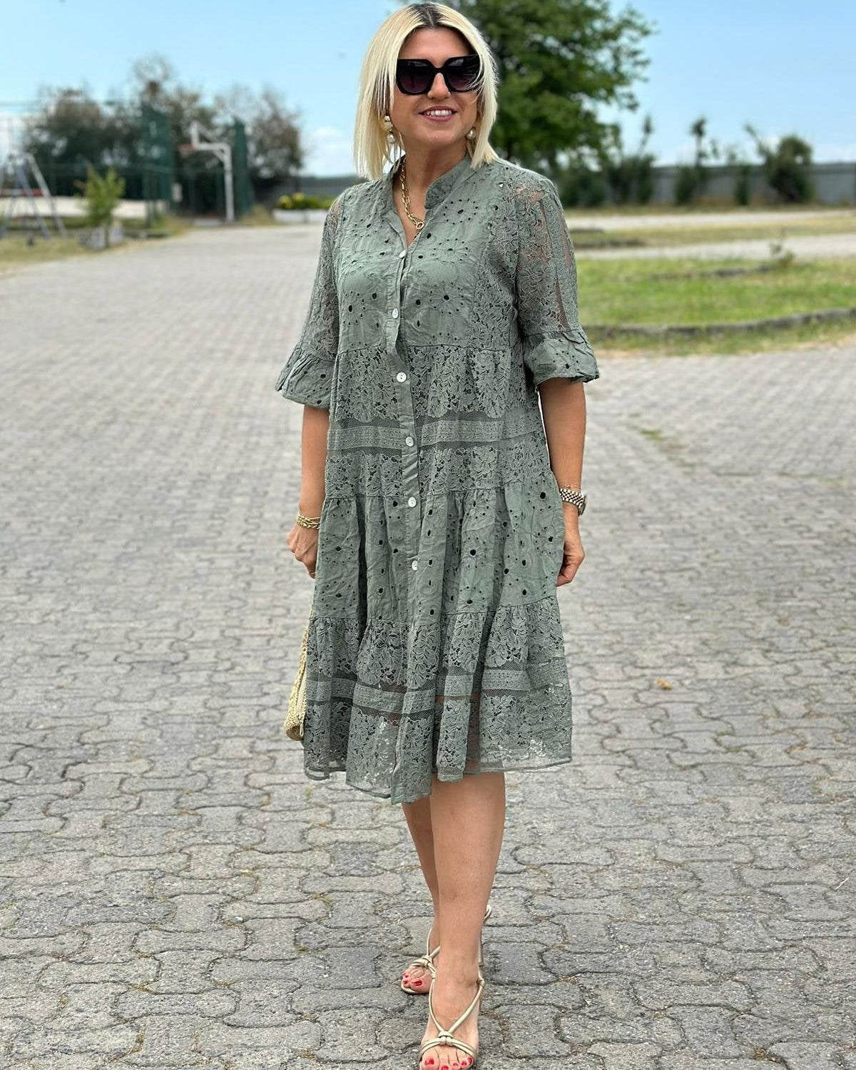 An elegant, timeless dress with refined detailing Red | DUUWE