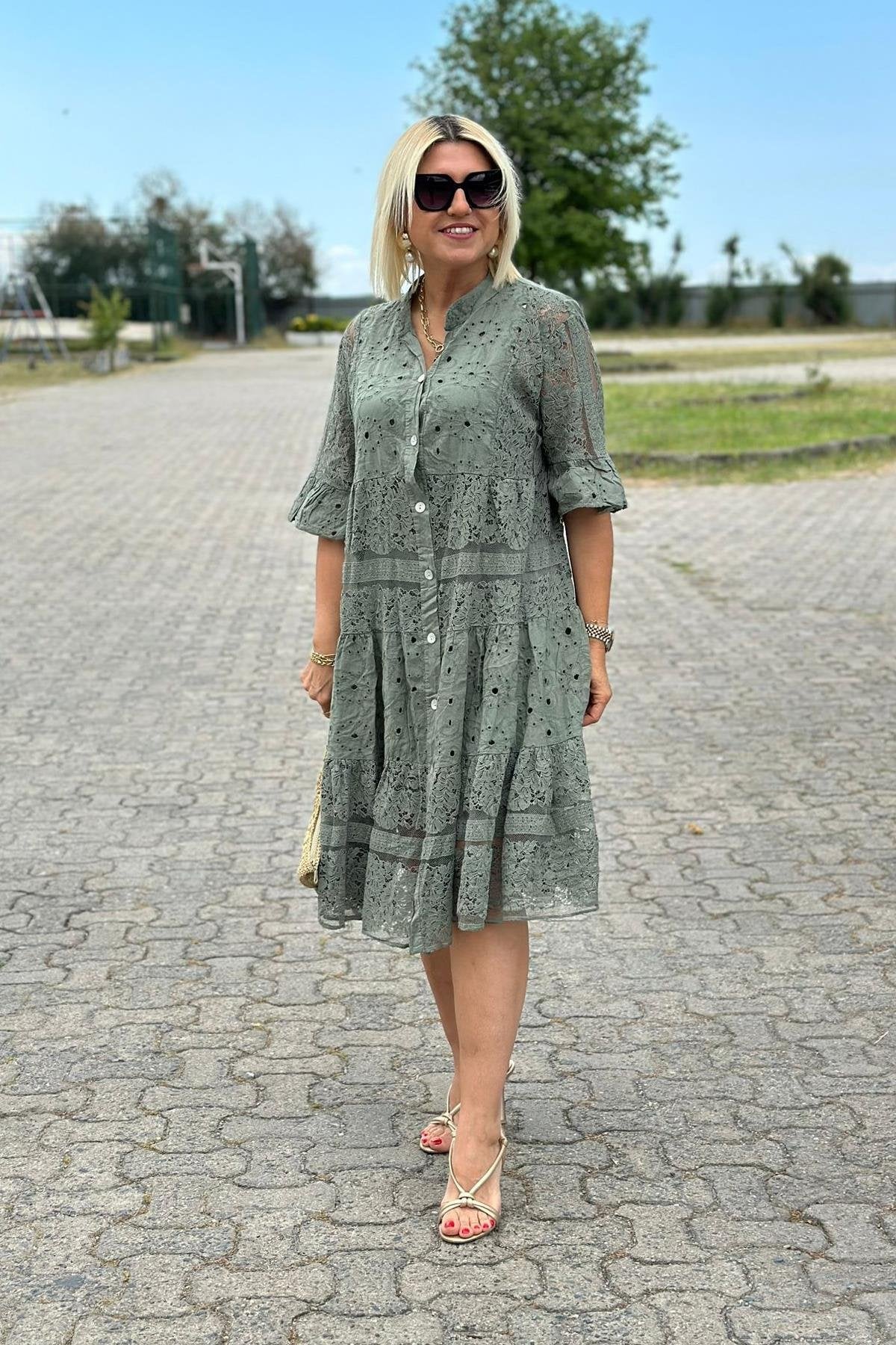 An elegant, timeless dress with refined detailing Red | DUUWE