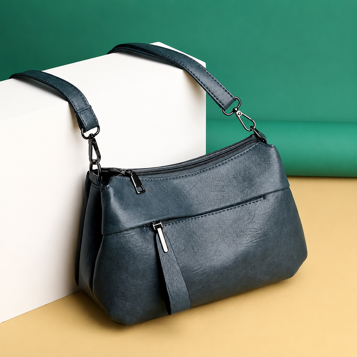 : Alana™ Crossbody Bag in Blue van DUUWE
