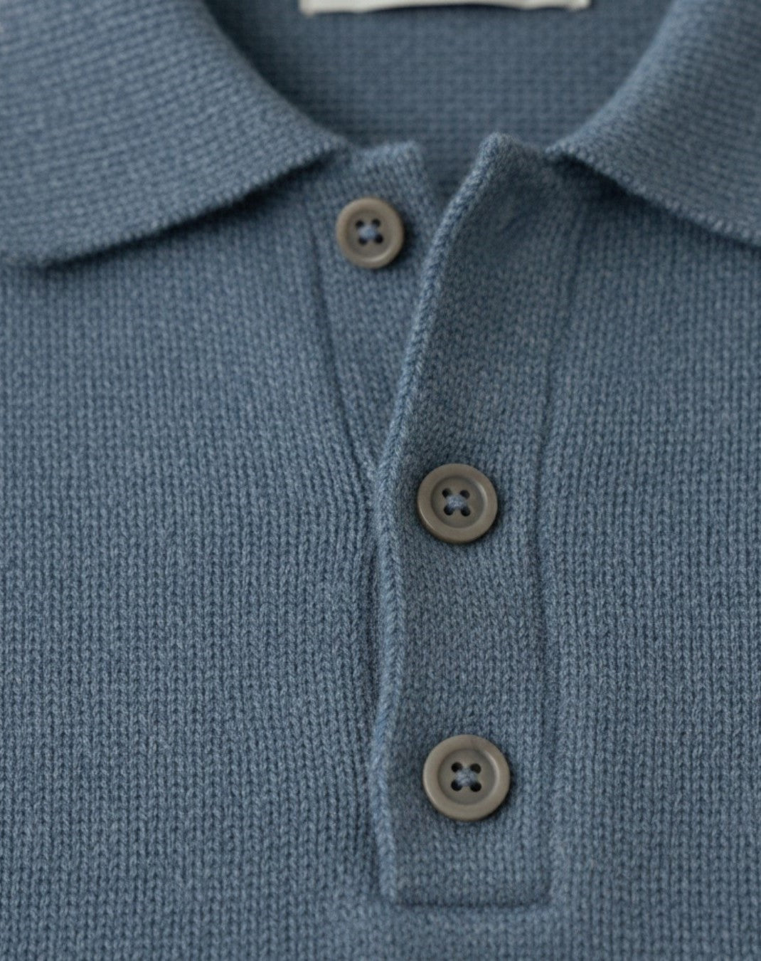 Jersey Polo de Punto con Hombros Caídos para Hombre – Azul Empolvado