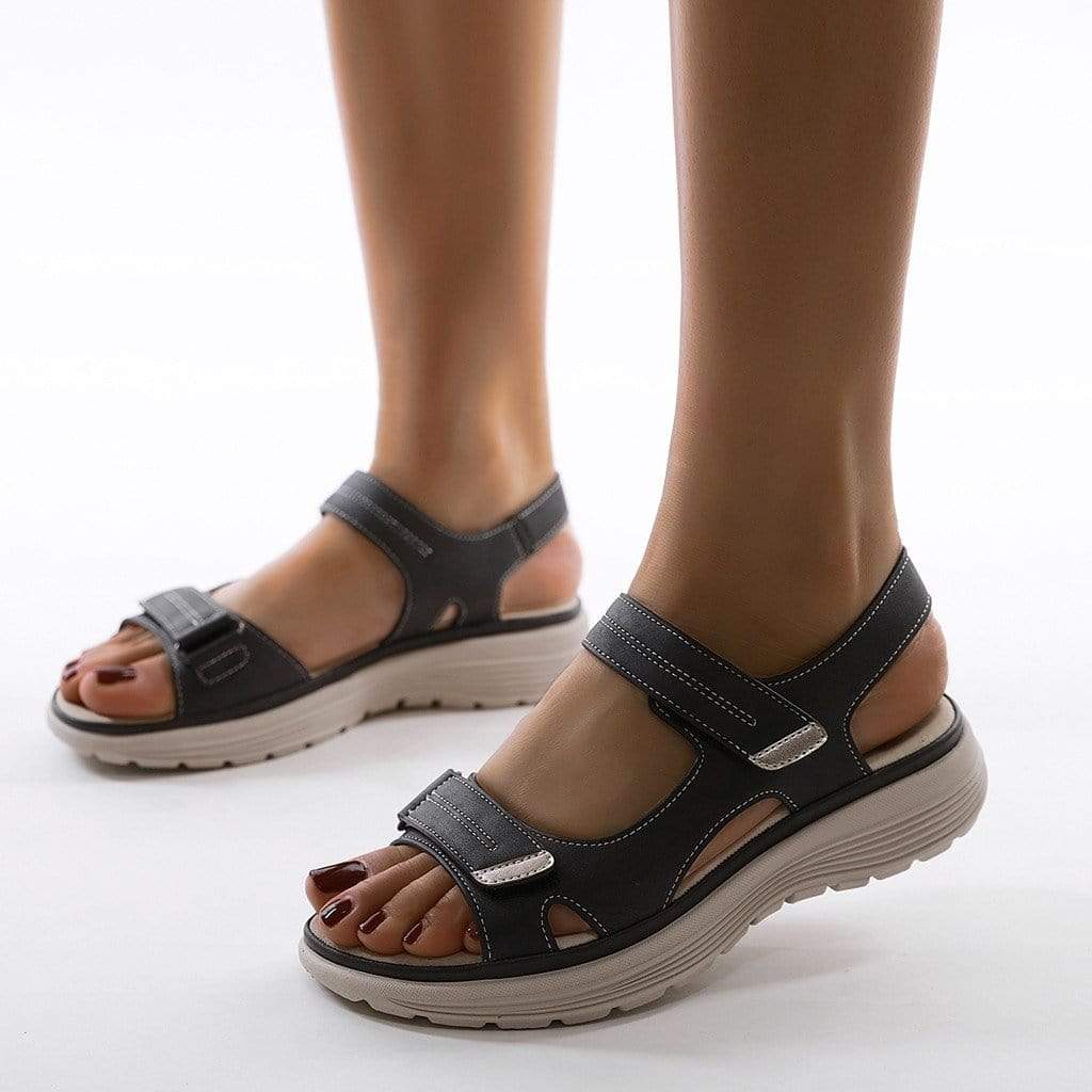 : Walking Sandals with Double Strap - Lightweight, Secure Fit in Sort van Freya Kobenhavn